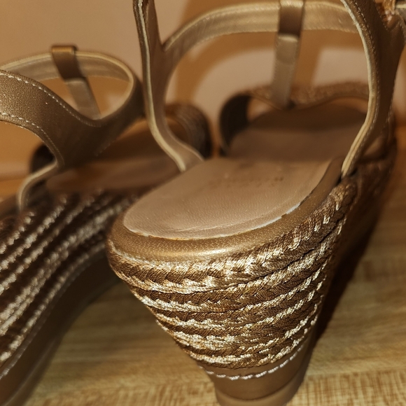 STUART WEITZMAN Metallic Gold Leather Wedge Heels with Platform, size 7M - Picture 10 of 13